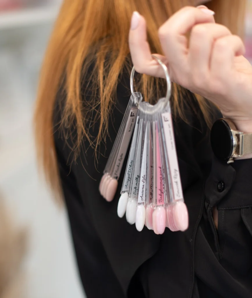 profesionalna baza za trajni lak iz FAME kolekcije na displayu u salonu