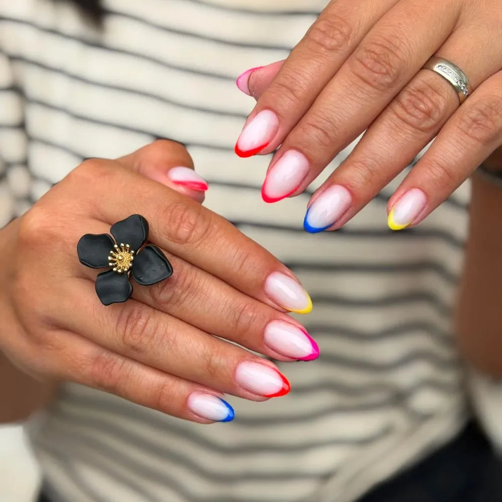 Šareni ljetni nail art s tankim micro french linijama u žarkim neon bojama na mliječno bijeloj bazi.