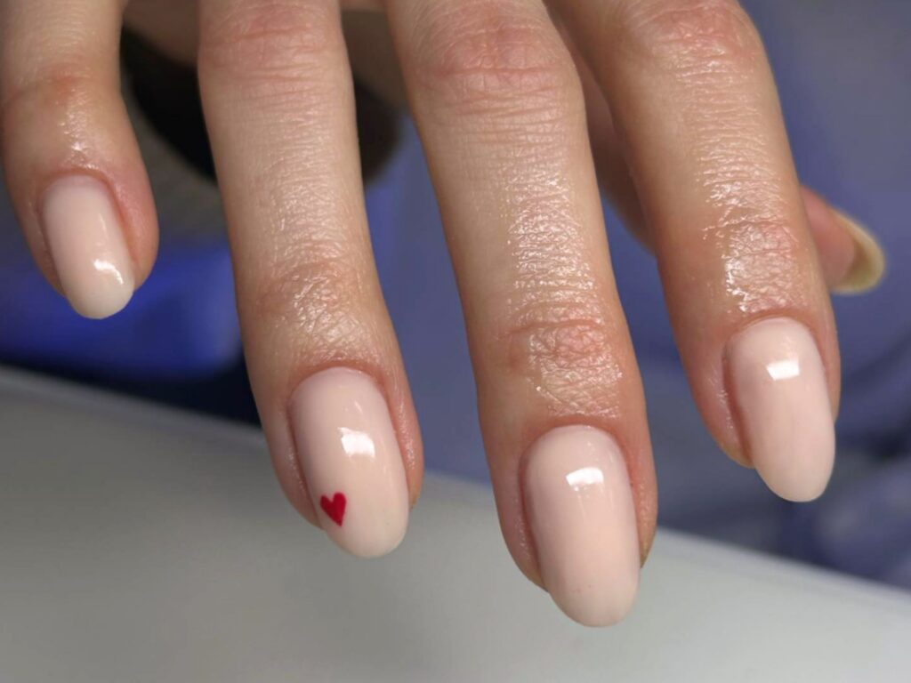 Nude baza pruža besprijekoran i uredan izgled, dok minimalistički detalj poput malog srca daje poseban šarm.