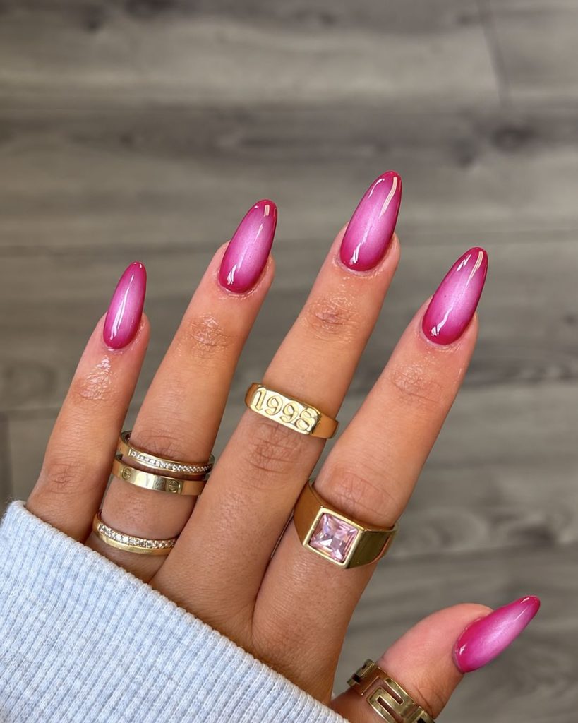 Aura efekt nokti postignuti sa tamnorozom bojom 436 Cleopatra i ombre gelom Neon Pink.